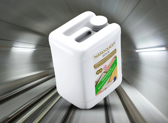 Biały, pięciolitrowy pojemnik Nanoquick, część oferty chemia budowlana, ma srebrną nakrętkę. Etykieta podkreśla zalety czyszczenia i zapewnia brak swędzenia lub wysypki. Rozmyte tło tunelu dodaje poczucia szybkości, ucieleśniając zaangażowanie Nanoquick w wydajne rozwiązania czyszczące.